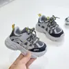 Outono 2026 Novo Estilo Coreano Unissex Crianças Bebê Moda Versátil Solado Macio Superfície de Malha Antiderrapante Velcro Tênis Esportivo