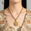 Mismo estilo que las joyerías, oro arenado, azul cian, incrustado con diamantes, giratorio, brújula Ruyi Ocho Tesoros calada, cadena para suéter, venta al por mayor de fábrica