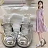 Zapatos de Cuero para Niñas 2026 Otoño Nuevo Estilo Francés Corte Bajo Niña Pequeña Zapatos Individuales Plateados Suela Suave Mary Janes Zapatos de Princesa