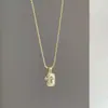 Colar Cruz com Duas Placas Brilhantes de Diamante Dourado para Mulheres, Luxo Leve, Alto Padrão, Personalizado, Corrente de Pescoço da Moda e Tendência, Corrente de Clavícula