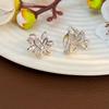 Pendientes de lujo ligeros y elegantes de alta gama con diseño de nicho de clip de oreja de hoja de arce de circón transfronterizo europeo y americano.