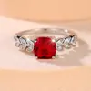 Anillo Rongxing Estética Transfronteriza Diseño de Rama y Hoja Piedra Principal Roja Cuadrada Diamante Rojo Joyería de Compromiso Simple y Elegante para Mujer
