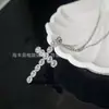 Colar Pingente Cruz Shijia para Mulheres, Versátil e Elegante, Corrente Clavícula em Forma de Cruz Totalmente Cravejada, Moderno e Estiloso