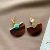 Novos Brincos Dourados Retrô 2026 para Mulheres, Estilo Popular de Hong Kong, Brincos de Alto Padrão e Elegantes, Brincos de Metal com Design de Nicho