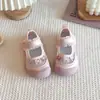 Tênis Feminino Doce de Renda com Velcro 2026 Primavera/Verão Novo Solado Macio Bico Fechado Anti-Chute Malha Sapatos Funcionais