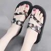 Nuevos zapatos de talla grande para mujer de comercio exterior, sandalias de playa para mujer, ropa exterior para mujer, verano, nuevas chanclas planas Cuihua de punta cruzada, lote