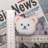 Ins Lindo Oso de Dibujos Animados Nombre Peluche Decoración Bolsa de Jardín de Infancia Oso Muñeco Broche Accesorios Adorno para la Cabeza