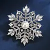 Broche de Copo de Nieve de Perla de Moda Nueva para Mujer Aleación de Temperamento Broche de Pedrería Combinación Perfecta Pin para Abrigo Traje Venta al por Mayor