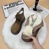 Populares botas Martin de suela gruesa para mujer, nuevo estilo invierno 2026, zapatos de algodón del noreste, que aumentan la altura, forrados de felpa, cálidos y hechos de gamuza, perfectos para clima nevado