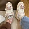 Sapatos de Pão Originais de Nicho com Aparência Sofisticada para Mulheres 2024 Novos Super Populares Estilo K Sola Grossa Versáteis Tênis de Skate Pequenos Sapatos Brancos para Mulheres