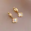 Aretes cortos de acero de titanio estilo coreano, aretes de argolla clásicos de acero inoxidable chapados en oro de 18k, aretes de flor de la suerte para mujer al por mayor