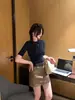 Camiseta Blanca Absolutamente Impresionante y Hermosa de Manga Media para Mujer, Nuevo Modelo Verano 2026, Top de Gama Alta de Nicho Ajustado al Cuerpo con Hombro Derecho