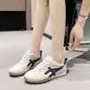 Zapatillas de entrenamiento retro de cuero suave para mujer, finas, de rayas planas, alemanas, versátiles y ligeras para ir al trabajo y uso casual, zapatillas blancas