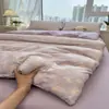 Juego de cama de cuatro piezas de estilo adorable de dibujos animados, amigable con la piel, cómodo, sábana, funda de edredón, juego de tres piezas para cama individual de dormitorio estudiantil.