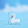 Decoración de micro paisajismo con musgo, simulación de cisne blanco y negro de dibujos animados, muñeca de PVC, muñeca hecha a mano
