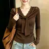 Camiseta Elegante com Renda Patchwork Cor Café Melanóide Decote V Design de Outono Doce Redutora de Idade Top Único Falso Duas Peças