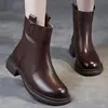Botas de tornozelo femininas novas para o outono e inverno de 2026, de couro macio, sola macia, com zíper lateral, leves, bico redondo, estilo retrô britânico, forradas com fleece