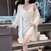 Transmissão Ao Vivo Venda Quente Verão Sexy Seda Gelada Camisola Feminina com Alças + Robe de Renda Conjunto de Duas Peças, Disponível para Dropshipping