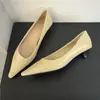 Punta Fina Tacón de Aguja Bajo Tacón Elegante Tacones Altos para Mujer Primavera 2025 Nuevo Versátil Planos de Gato para Mujer
