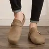 Suporta a personalização de sapatos masculinos estilo Birkenstock retrô para primavera e outono, com sola macia antiderrapante, design de meio chinelo, moda versátil e estilo casual, adequado para vendas transfronteiriças