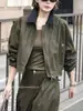 Chaqueta corta de cuero flocado en bloques de color con cuello alto, nueva moda otoño 2026 para mujer, adelgazante, chaqueta de cuero para petite