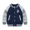 2026 Estilo Nuevo Chaqueta de Béisbol Rayada Deportiva para Niños Cuello Redondo Cárdigan Casual Manga Larga Ropa Infantil de Otoño e Invierno