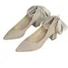Nuevos zapatos de mujer estilo francés de terciopelo con punta fina, correa de perlas en el tobillo, lazo y tacón medio grueso 2026