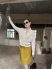 Top de Diseño Estilo Francés Wanwei para Mujer 2026 Otoño Nuevo Estilo Cuello Diagonal Cuello en V Tejido de Punto Fino Brillante Manga Larga 6043-1