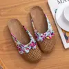 Pantuflas tejidas de paja de verano para mujer, pantuflas de lino para el hogar, pantuflas de ratán antideslizantes para interior con suela gruesa para hombre