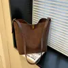 Bolso de Gamuza de Gran Capacidad para el Viaje Diario de Mujer 2026 Nuevo Estilo Minimalista de Verano Bolso Cruzado al Hombro Tipo Cubo