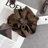 Novedoso y versátil scrunchie con bordes rizados y textura satinada, elegante y versátil goma para el pelo