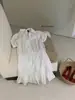WGWE10036 Guangzhou Treze Linhas Roupas Femininas Verão 2026 Novo Vestido Francês de Gola V com Design Acinturado e Manga Curta
