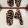 ¡Adelgazante! ¡Versátil! Apto para todos~Pantuflas cálidas de felpa con estampado de leopardo estilo INS para mujer, pantuflas de invierno y otoño para el hogar con correa cruzada y suela gruesa