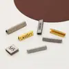 Clip de metal para cola de aleación de zinc con logotipo grabado fundido a presión, clip lateral para gabardina, hebilla en forma de U, accesorios y componentes metálicos de ferretería