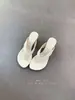 []2026 Novo Estilo Simples Bico Quadrado Solado Anabela Salto Médio Bico Aberto Chinelos Salto Médio Sapatos para Exterior