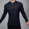 Camiseta Henley de Manga Larga para Hombre en Lyocell con Letras en el Hombro, Corte Ligeramente Ajustado, Top Texturizado para Hombre como Capa Base