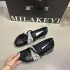 Sapatilhas francesas delicadas de bico fino estilo balé 2026 novo versátil estilo Coco Chanel sem cadarço Mary Jane pequenos sapatos de couro