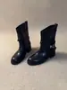 Botas longas de couro estilo britânico com fivela de metal para mulheres, novo modelo outono e inverno 2026, botas de equitação de salto grosso na altura da panturrilha, botas femininas que afinam