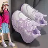 Tênis Esportivo Feminino com Superfície de Couro 2026 Nova Coleção Primavera/Verão para Crianças de Tamanho Médio e Grande Moda Infantil Respirável Sapatos Simples Sola Macia Infantil Sapatos Brancos