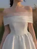 Vestido de novia ligero estilo francés, diseño corto de satén sin hombros, simple y único con un toque de alta gama, adecuado para fotografía de viajes al aire libre, con una falda abullonada para sesiones de fotos