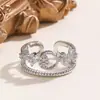 Pulsera de Diseño de Nicho Abierta Calada Transfronteriza Europea y Americana para Mujer, Diseño de Alta Gama, Pulsera de Nicho Chapada en Oro con Diamantes Completos