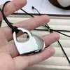 Colar com Cordão Preto e Pingente de Coração Prata Estilo Coreano Ins Acessório para Mulheres, Corrente de Suéter de Luxo Leve de Nicho, Novo Modelo de Outono