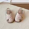 Sandalias Cerradas Dulces para Bebé 2026 Nuevo Estilo Verano Zapatos de Princesa Florales Nuevos con Tira Cruzada Suela Suave Zapatos de Playa