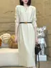 Vestido de tricô elegante com decote em V e cinto para mulheres, novo vestido longo de outono e inverno acima do joelho, modelagem solta, que valoriza a silhueta, vestido base de suéter