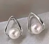 Brincos de Pérola Minimalistas Coreanos Versáteis Design de Nicho de Alto Padrão Brincos de Tarraxa de Luxo Leve Temperamento Cruzamento de Fronteira