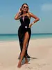 Traje de baño de una pieza de color sólido nuevo de Amazon con escote en V pronunciado, cuello halter, falda larga tipo pareo con abertura alta, conjunto de playa para mujer