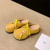 Estilo Outono 2026 Aumento de Altura 5,5cm Cabeça Grande Fofa Sapatilhas de Camurça com Cadarço e Contas de Renda Canguru Birkenstock Meio Abertas para Mulheres