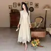 Diez, un vestido con un diseño elegante y lujoso de estilo francés, con intrincados bordados de cuentas y detalles de encaje, una cintura ceñida y una falda fluida, en color rosa
