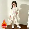 Conjunto de Lã Forrado para Meninas Outono e Inverno Estilo Coreano Tendência Novo Desenho Animado Moletom de Manga Longa Calça Jogger Conjunto Elegante de Duas Peças