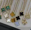 Collar de trébol de cuatro hojas de oro V de alta gama para mujer, colgante de ágata nácar tallado por CNC, trébol de la suerte de doble cara, cadena ligera de lujo para la clavícula para mujer